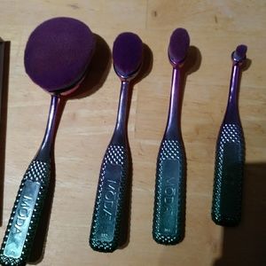 Foundation brushes